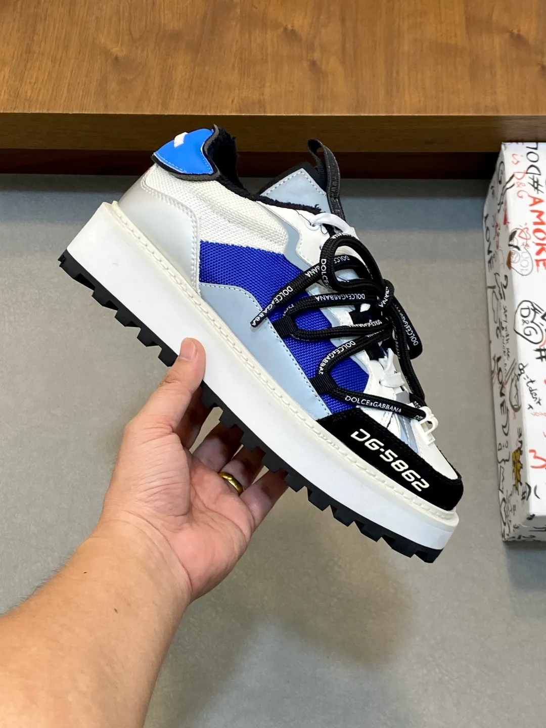 💰820 Dolce&Gabbana/Dolce & Gabbana men’s new casual sports shoes This sneaker is made of multiple materials. The nylon fabric upper is integrated with glossy leather, suede leather and rubber elements, and is decorated with reflective details. It has a silk-screen logo and a dual design of thick round and flat laces. It has a square toe, rubber foam midsole and gear pattern rubber composite sole decorated with the iconic "DG" logo. The shoe body is decorated with three-dimensional labels with the brand logo in many places. The style is fashionable and elegant, and the unique design is presented in a dazzling and modern new language. The fabric towel lining is paired with logo cowhide feet for a stylish and stylish look! Comes with a full set of packaging! Size: 39-40-41-42-43-44 leather shoe size (38/45 can be customized but does not support returns)